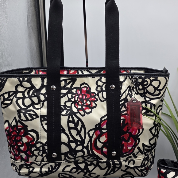 Coach Poppy Graffiti Daisy Kyra Black Red Tote Purse Wallet Wristlet Bag 7 Peice - Picture 2 of 16